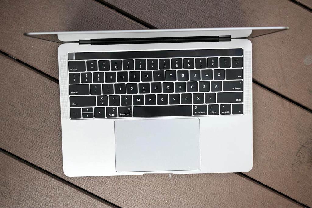 Smart trackpad with adaptive haptic feedback and surface morphing